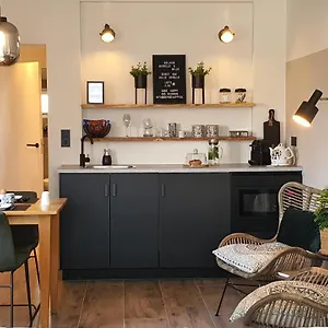  Bed & Breakfast B&be Happy Nederland